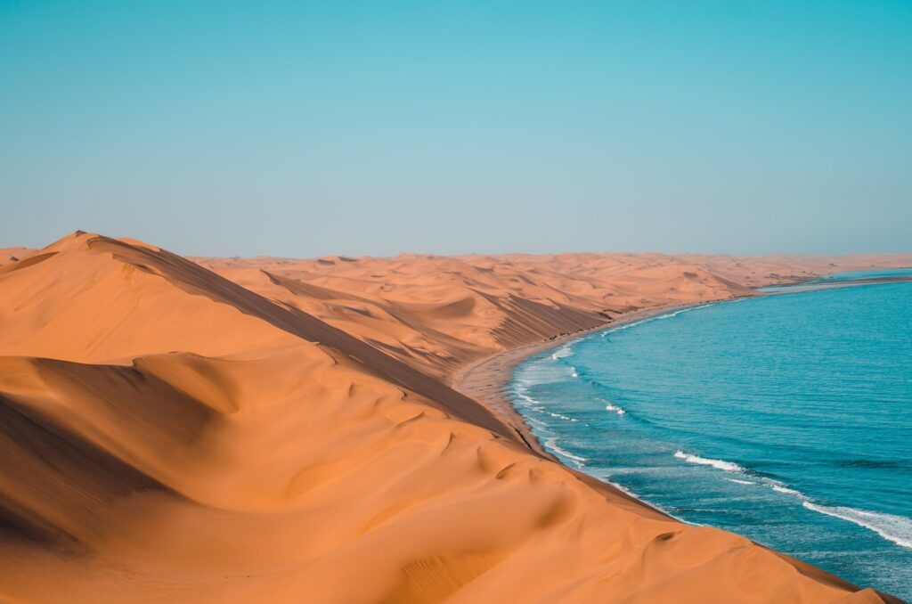 dunas y mar en sandwich harbour, algo que ver en namibia