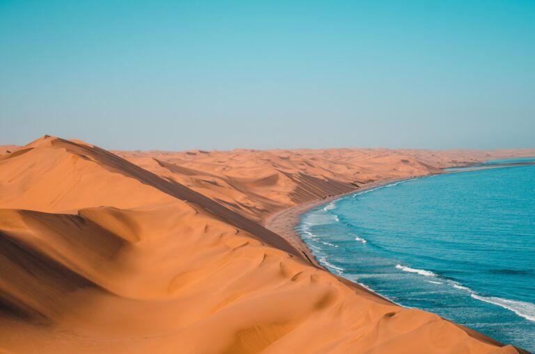 dunas y mar en sandwich harbour, algo que ver en namibia