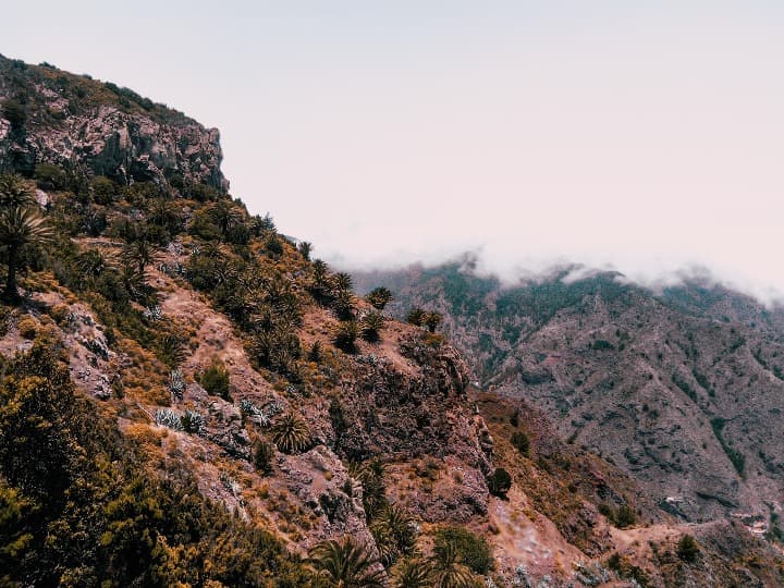 paisaje de montaña en la gomera, una de las islas canarias que ver - weroad