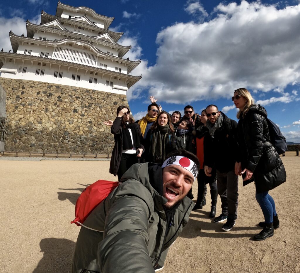 selfie de grupo de viajeros de weroad con detrás un templo en japón, lugar a donde viajar en abril