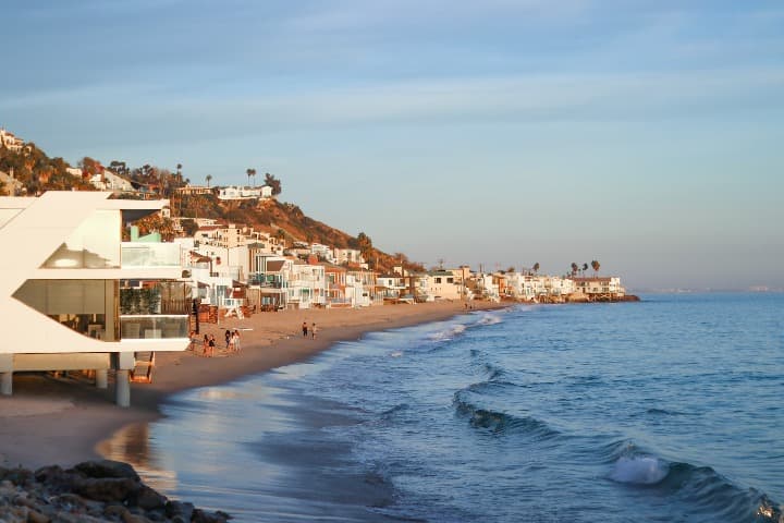 costa de malibu con casas blancas y palmeras - weroad