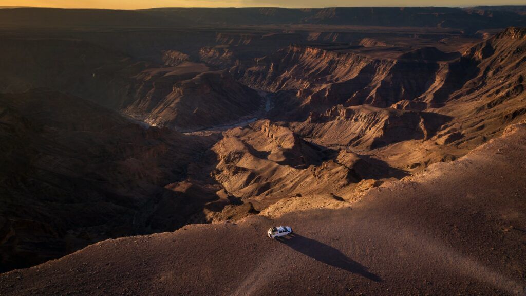 coche 4x4 viajando en la inmensidad del fish river canyon