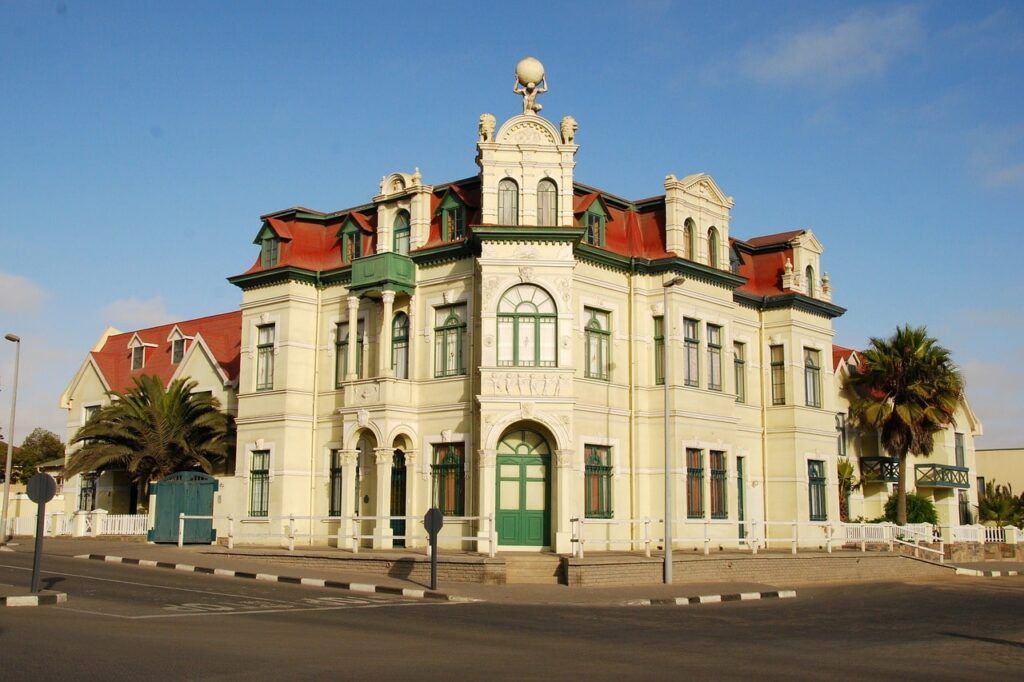edificio en la ciudad de swakopmund, algo que ver en namibia - weroad