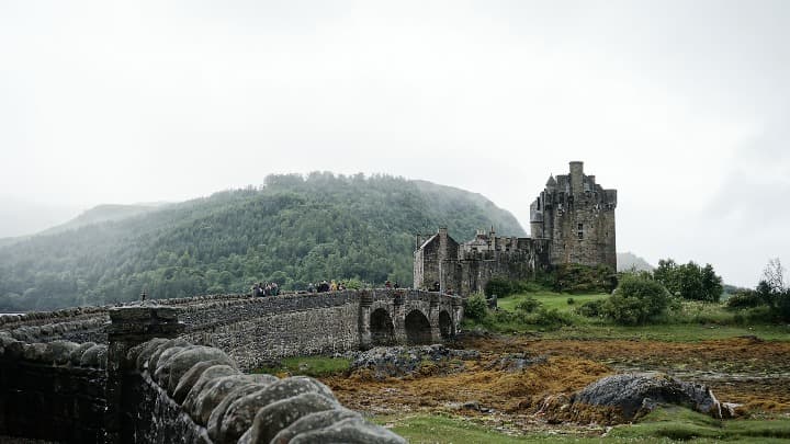 Eilean Donan Castle, alrededor panorama verde y niebla. algo que ver en escocia - weroad