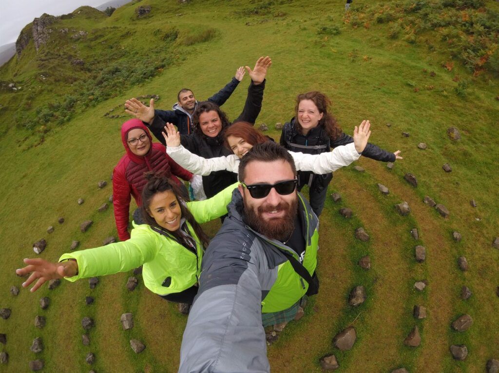 Selfie de viajeros weroad en una colina en la Isla de Skye.