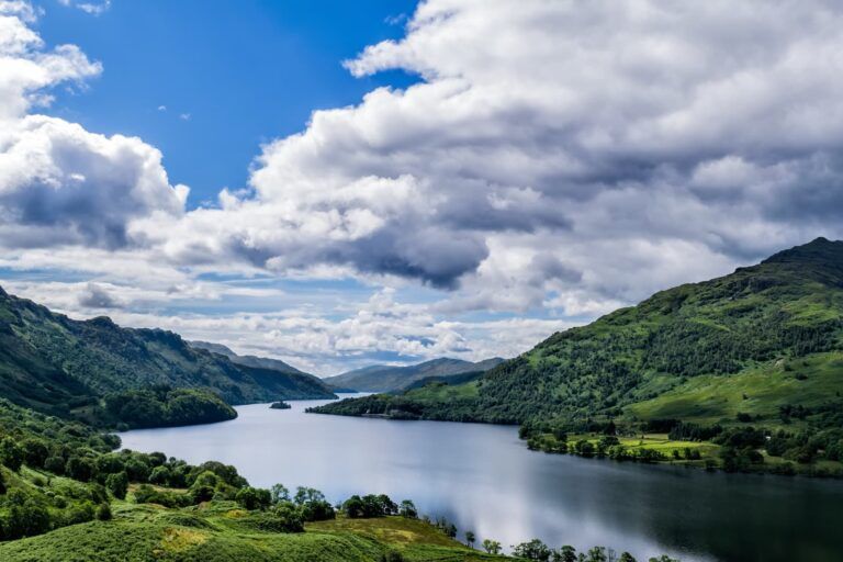 panorama del lago lomond, nubes y cielo azul - weroad