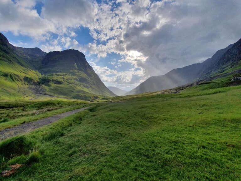 Paso Glencoe en el que dominan las Three Sisters, afloramientos rocosos - weroad