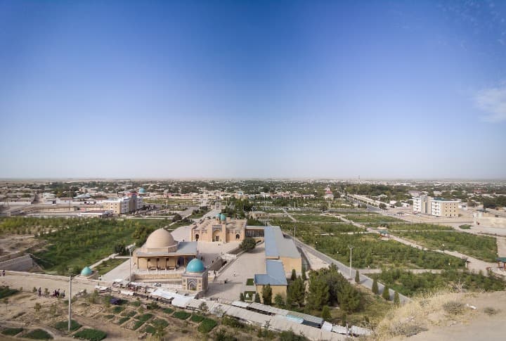 edificios y vista aerea de nurota, ciudad que ver en uzbekistan - weroad