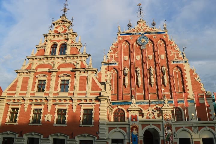 fachada de la casa de las cabezas negras, algo que ver en riga - weroad