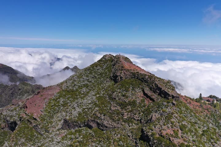 pico ruvio, montaña con nubes detrás, algo que ver en madeira - weroad