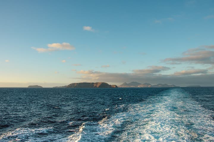 isla de porto santo vista desde el mar, en la lejania - weroad
