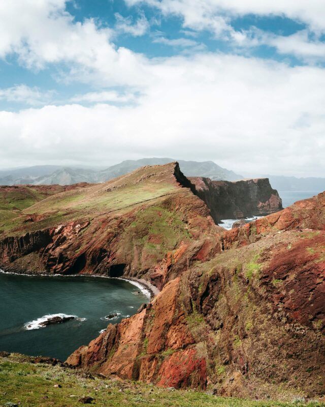 paisaje de montañas con mar alrededor en sao vicente, madeira - weroad