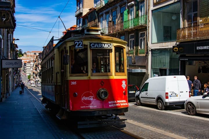 tranvia rojo y naranja en las calles de oporto - weroad