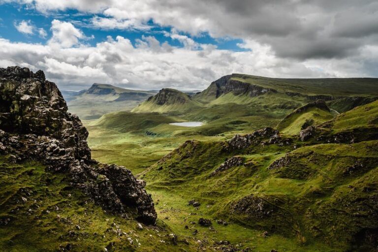 panorama de la naturaleza verde sin confines en la isla de skye