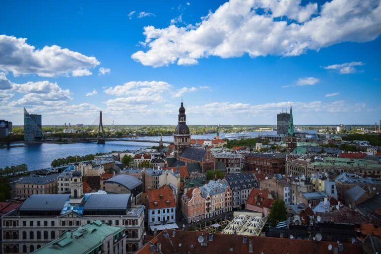 vista panorámica de la ciudad de riga, letonia. edificios y cielo con nubes