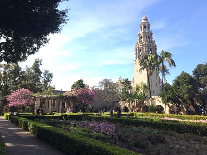 edificio y arboles en el balboa park, algo que ver en san diego - weroad