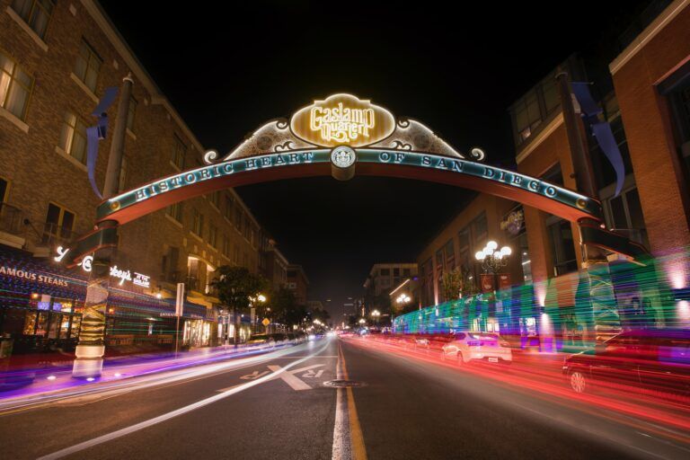 luminarias en la calle del barrio de gaslamp quarter - weroad