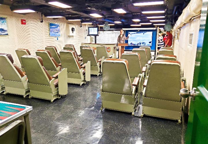 interior de una sala en el uss midway museum, algo que ver en sal diego - weroad