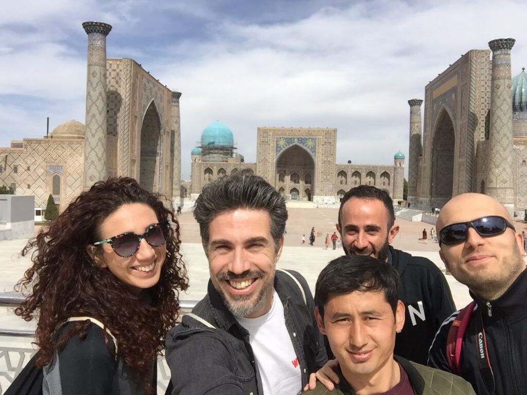 selfie de viajeros weroad con detrás plaza registan en samarcanda