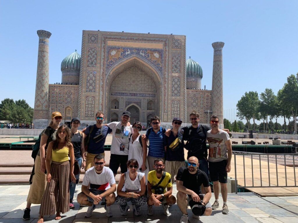 viajeros de weroad delante de la madrasa de barak jhan en tashkent, algo que ver en uzbekistán