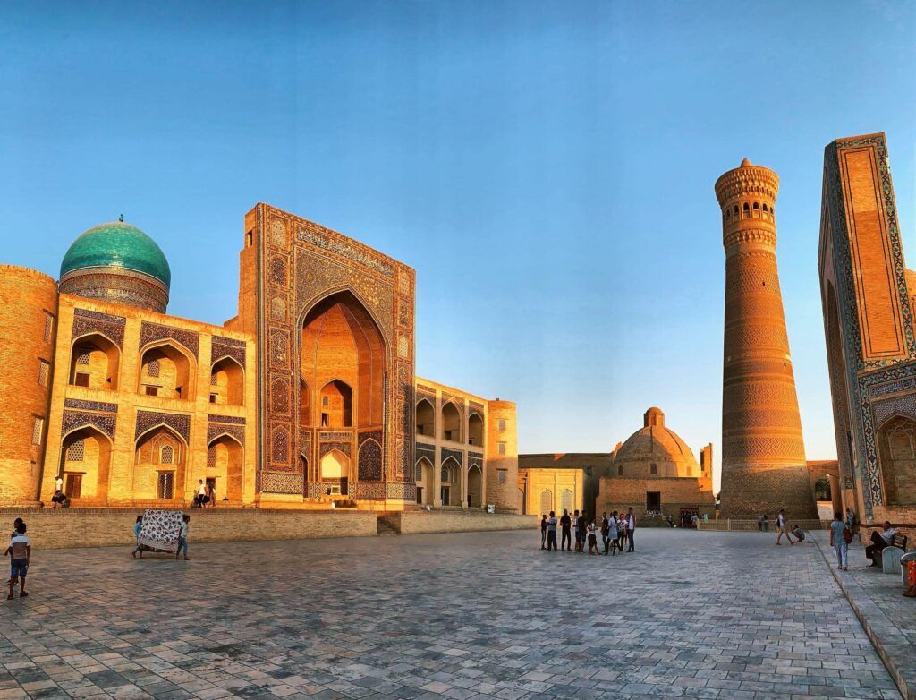 puesta del sol en edificios de registan, algo que ver en uzbekistan - weroad