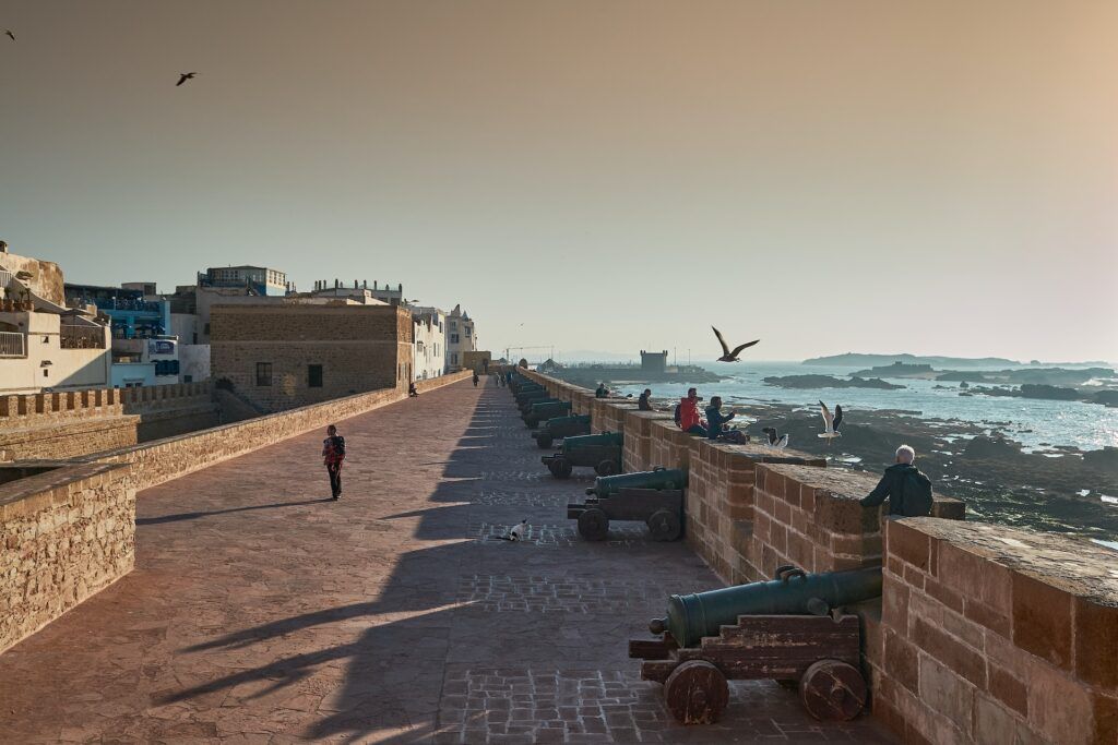 Cañones en la Skala de la Kasbah de Essaouira al atardecer.