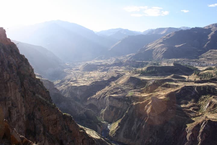 paisaje montañoso en el barranco de colca - weroad