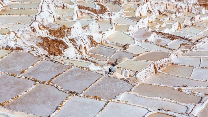 salinas de maras vistas desde el cielo, algo que ver en perú - weroad