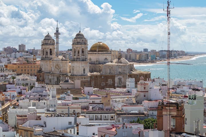 vista de la catedral de cadiz y otros edificios, mar al fondo - weroad
