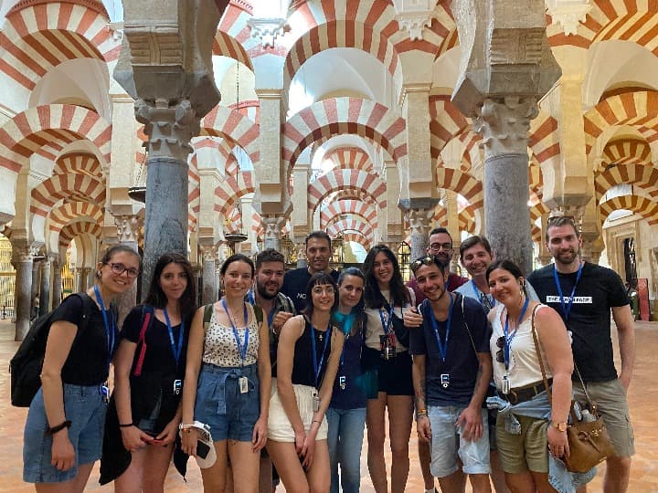 grupo de viajeros weroad en la mezquita de córdoba, algo que ver en andalusia