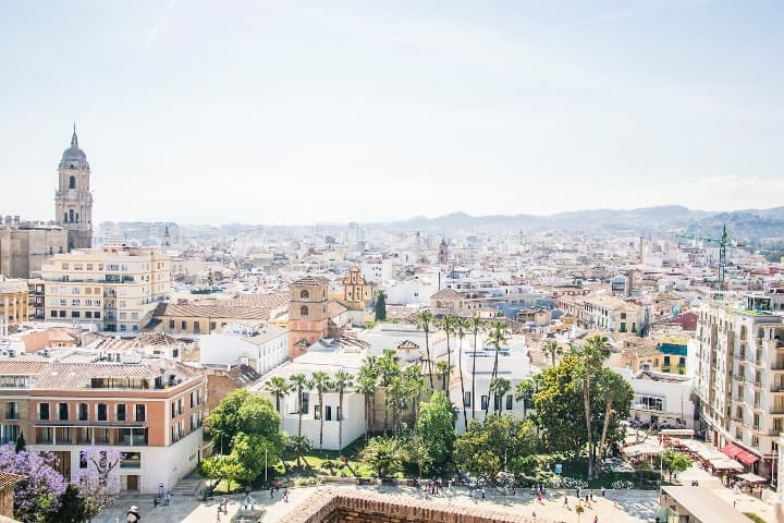 vista del centro de malaga con sus edificios blancos e inglesia principal - weroad
