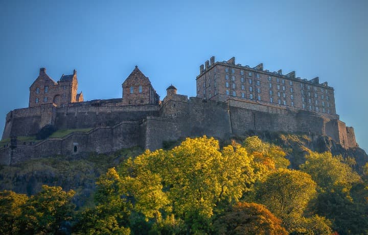 castillo de edimburgo, arobles con foliage de otoño abajo - weroad