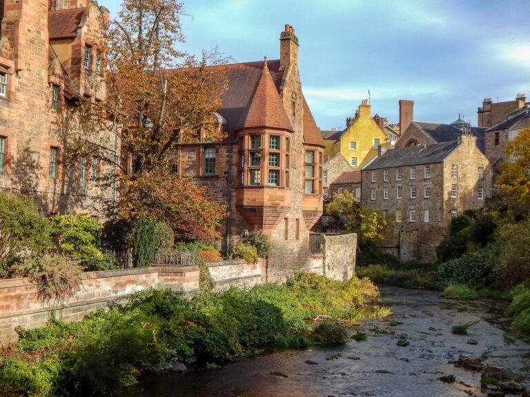 edificios marrones y rio en dean village, en los alrededores de edimburgo