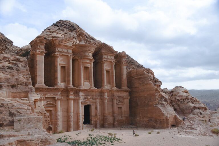 monasterio de al deir, algo que ver en petra. una persona delante - weroad
