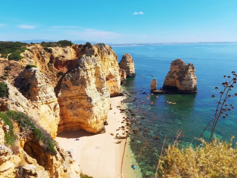 acantilados y mar en lagos, una de las playas de portugal que visitar - weroad