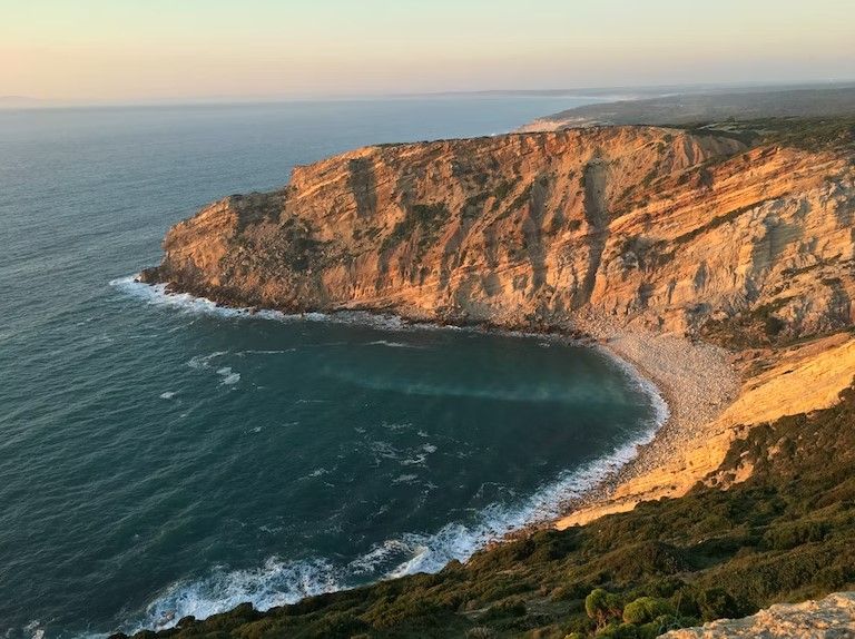 playa de nazaré, rocas y cala visto desde  el cielo - weroad