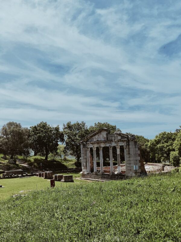 templo en apolonia en medio del verde, arboles, algo que ver en albania - weroad