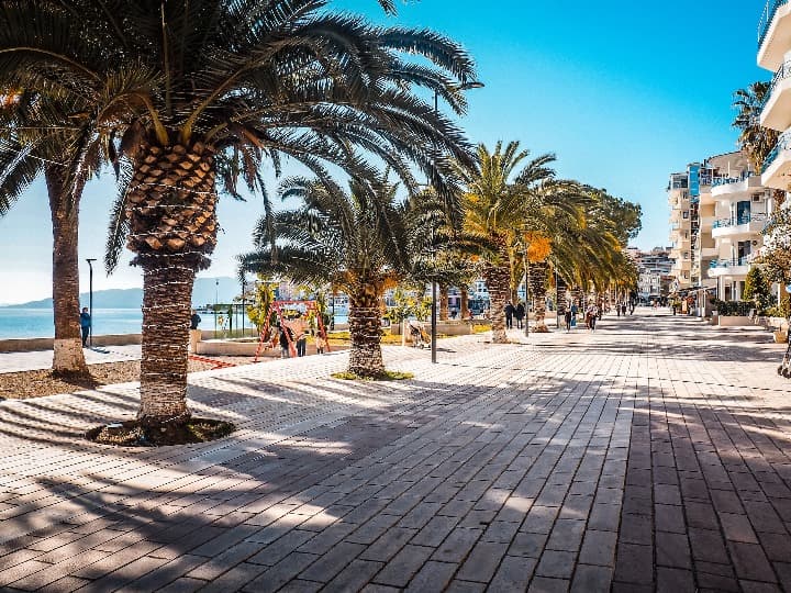 paseo de saranda, palmeras, algo que ver en albania - weroad