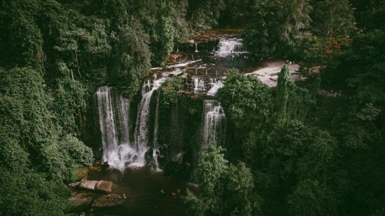 cascadas y vegetación frondosa en el parque nacional de phnom kulen en camboya - weroad