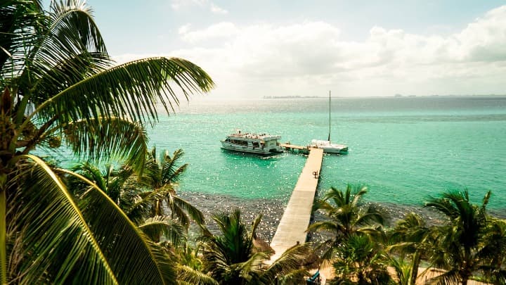 embarcadero y barco en isla mujeres, en méxico - weroad