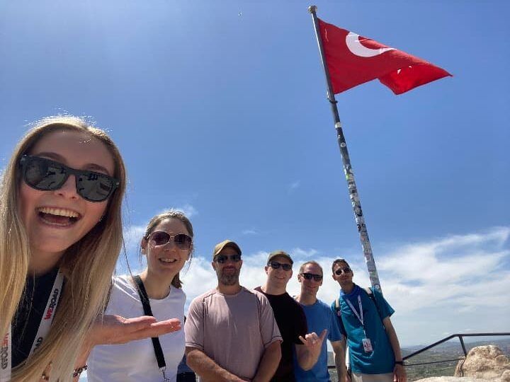 selfie viajeros weroad con bandera de turquia detrás