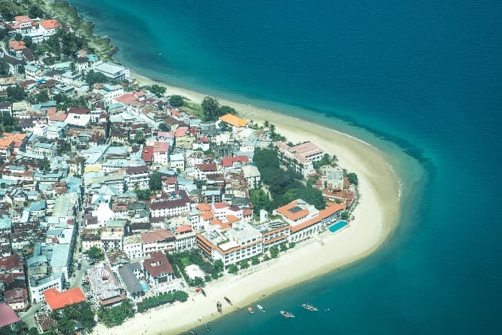 ciudad de stone town vista desde el cielo, edificios y playa - weroad