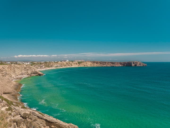 agua verde y playa en sagres, ciudad que ver en algarve - weroad