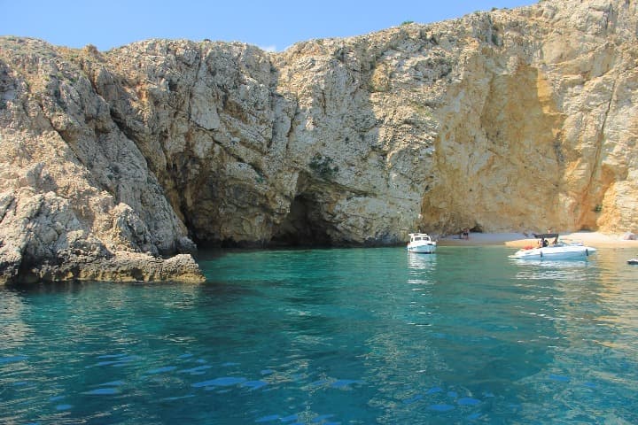 cala en la isla de krk, barquitos delante, en croacia  -weroad