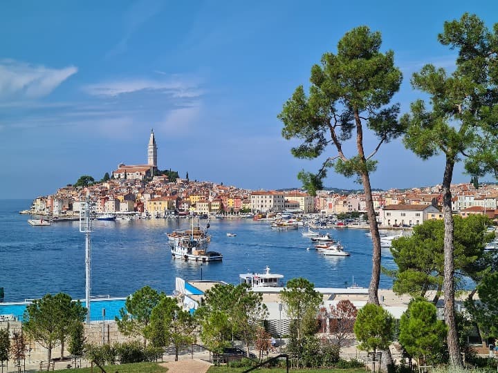 puerto, edificios y iglesia con campanario al fondo en Rovinj, destino que ver en croacia - weroad