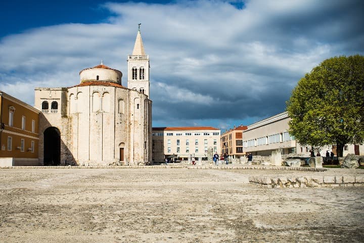 iglesia y arbol en zadar - weroad