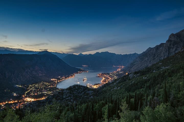 bahía kotor de noche, casas iluminadas - weroad