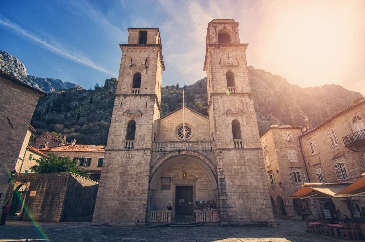 inglesia y edificios antiguos alrededor en kotor, lugar que ver en montenengro - weroad