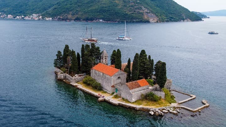 monasterio encima de la pequeña isla de san jorge en perast, algo que ver en montengro - weroad
