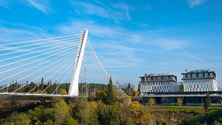 puente y edificios en medio del verde en podgorica, montenegro - weroad